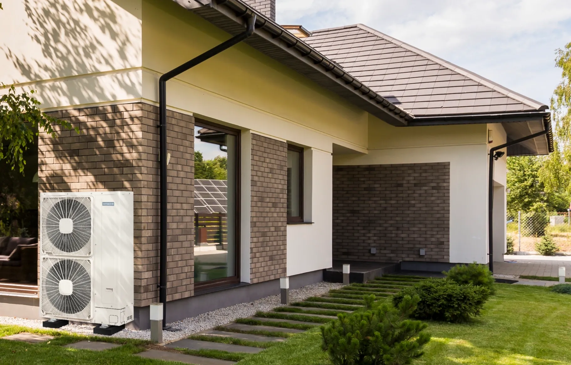 Haus mit Wärmepumpen-Außengerät