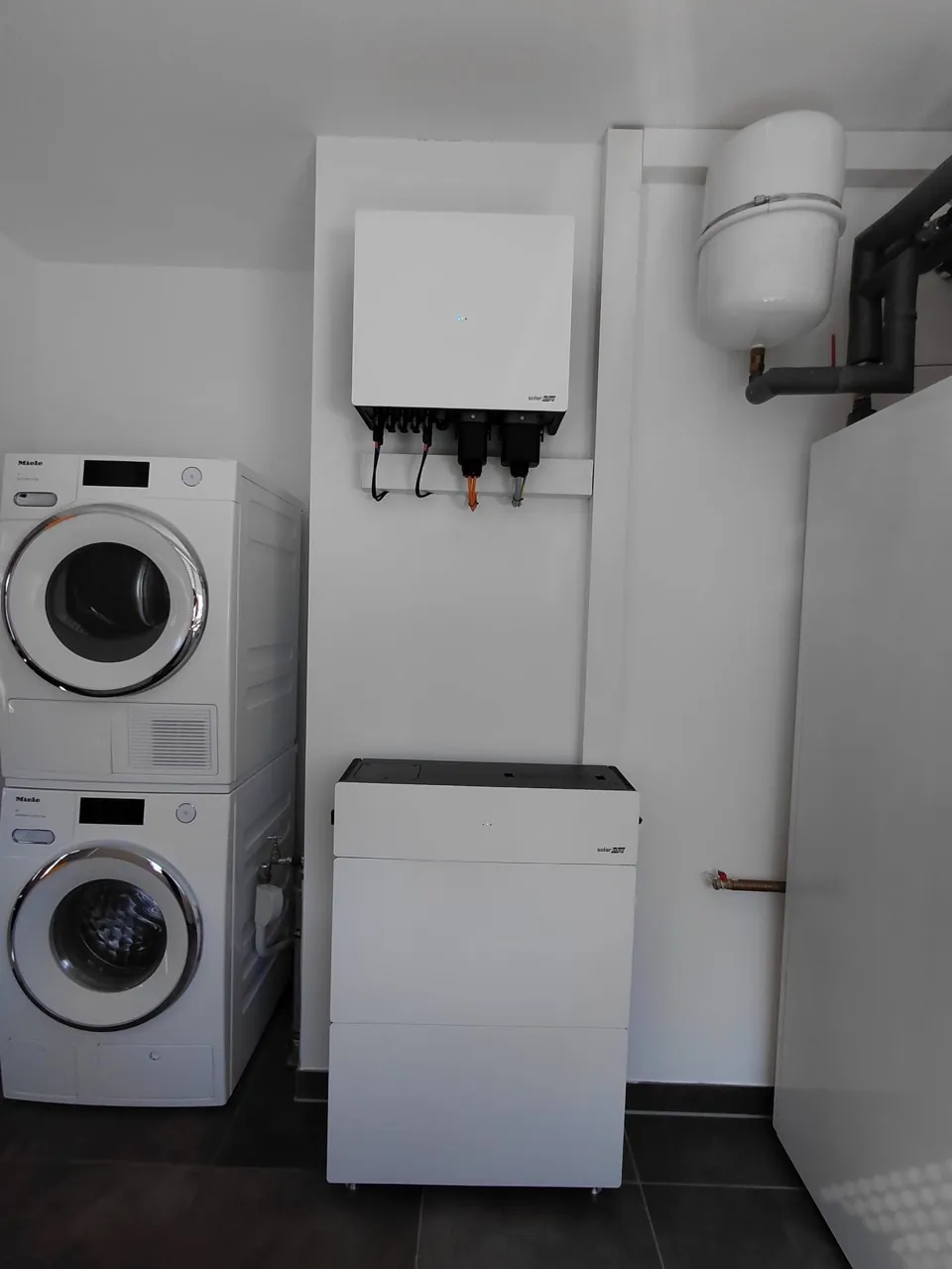 Installierter Wechselrichter und Batteriespeicher in einem Hauswirtschaftsraum